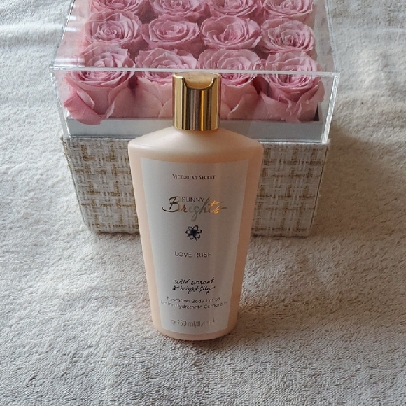 Victoria's Secret Sunny Brights Love Rush Wild Currant & Bright Lily Lotion - Picture 1 of 6